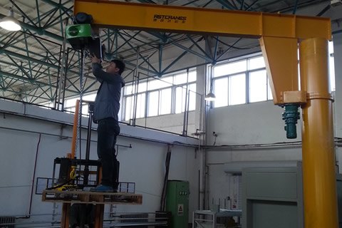 柱式旋臂起重機